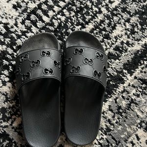 The slide sandal is enriched for Pre-spring 2023with a cut-out GG
motif.